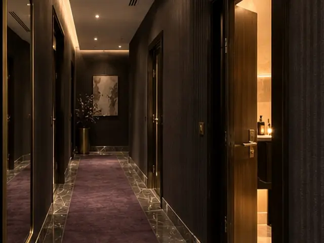 Mor halılı, loş salon koridoru — Topkapı, Masaj Salonun